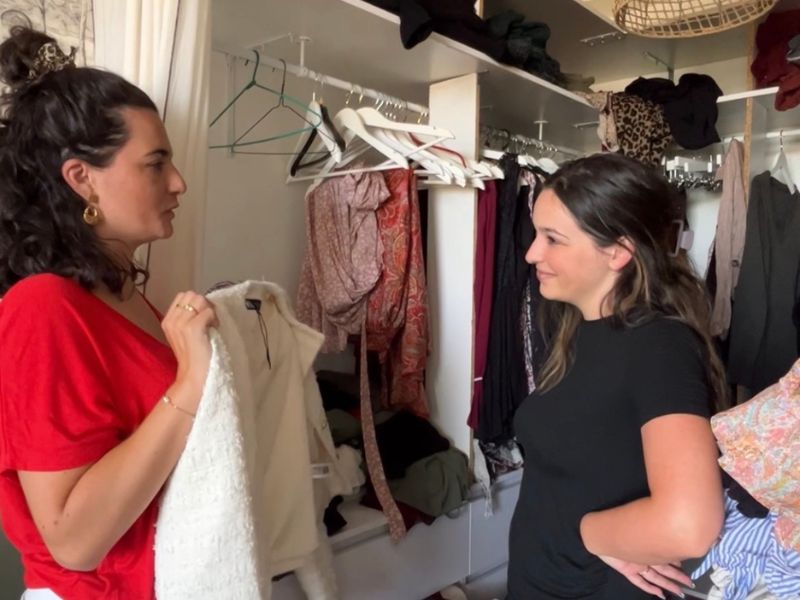 Charline Gueguen en séance de home organising avec une cliente dans un dressing. Étape 3 : Les sessions - Le passage à l'action.